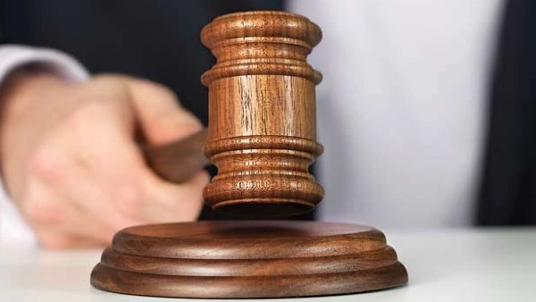 सड़क पर आ गई महिला