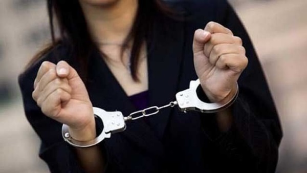 महिला से पूछताछ कर रही पुलिस