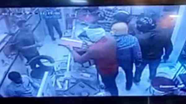 Dacoits looted one crore from jewellery showrooms in Jaunpur Dacoits looted one crore from jewellery showrooms in Jaunpur