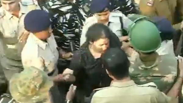 delhi Women police personnel push back girl students of JNU,protest over fee hike delhi Women police personnel push back girl students of JNU,protest over fee hike