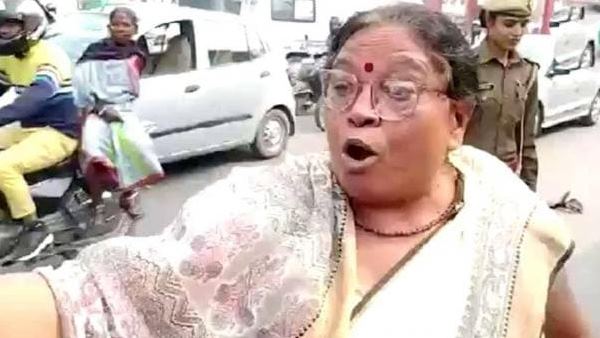 woman abuses policeman for issuing challan woman abuses policeman for issuing challan