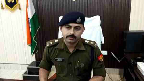 गांव की एक युवती से अखिलेश के संबंध