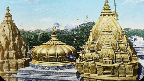 वाराणसी स्थित प्रसिद्ध काशी विश्वनाथ मंदिर