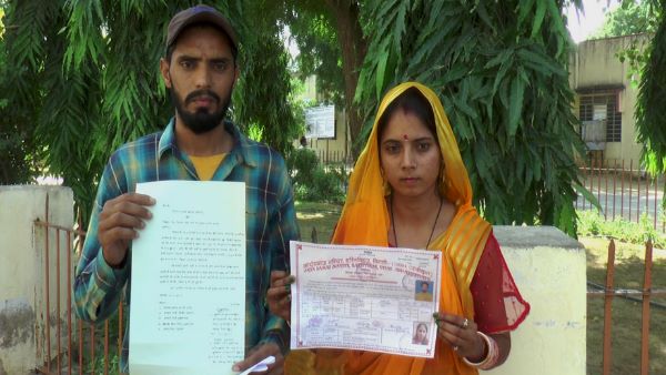 Couple requested to Jhunjhunu sp for protection after love Marriage Couple requested to Jhunjhunu sp for protection after love Marriage