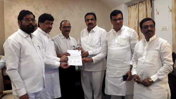 महाराष्ट्र: शिवसेना-एनसीपी-कांग्रेस ने राज्यपाल को पत्र लिखकर सरकार बनाने का दावा पेश किया महाराष्ट्र: शिवसेना-एनसीपी-कांग्रेस ने राज्यपाल को पत्र लिखकर सरकार बनाने का दावा पेश किया
