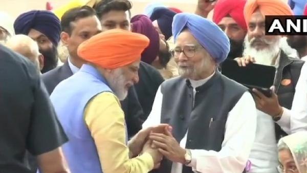 PM Narendra Modi mets Manmohan Singh at inauguration of Kartarpur Corridor PM Narendra Modi mets Manmohan Singh at inauguration of Kartarpur Corridor