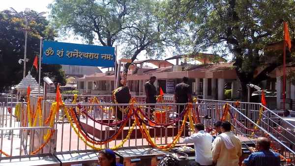 शनि शिंगनापुर मंदिर में प्रवेश