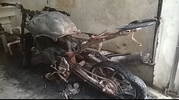 Girl set fire the bike of boyfriend in Moradabad Girl set fire the bike of boyfriend in Moradabad