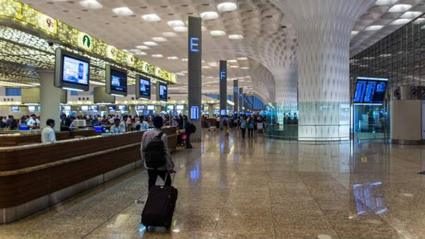 लैंडिंग के बाद मां ने नोटिस की बच्ची की हालत