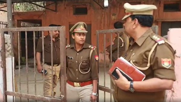 कमरे में बुलाकर चाकू से किया हमला