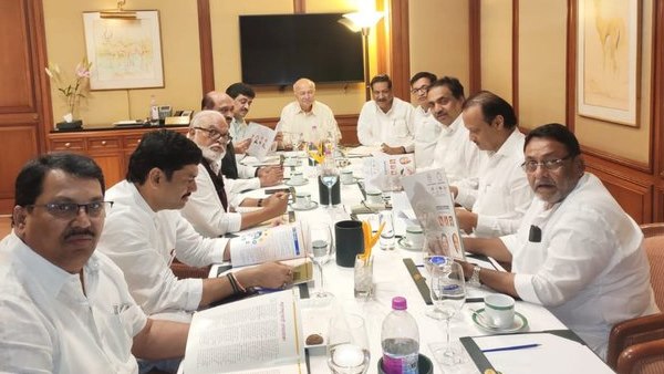 बैठक में एनसीपी और कांग्रेस के नेता शामिल