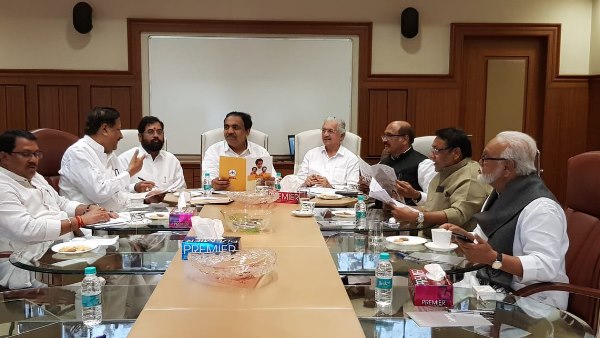 भावी मंत्री परिषद के स्वरूप को लेकर भी बातचीत का दौर जारी