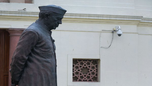 नेशनल हेरल्ड के साथ हिंदी और उर्दू न्यूजपेपर छापती थी एजेएल