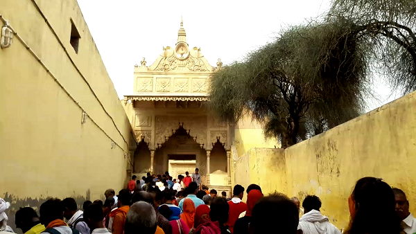 राधा कृष्ण के बैठने के लिए सजाते हैं सेज