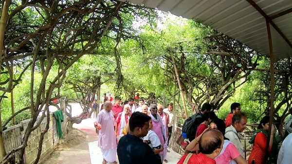 लोटे का पानी खाली और पान खाया हुआ मिलता है