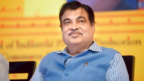 क्रिकेट में गेंद तो दिख भी जाती है, राजनीति में वो भी नहीं दिखता