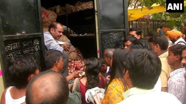 दफ्तरों से निकलकर प्याज खरीदने के लिए लाइन में लगे
