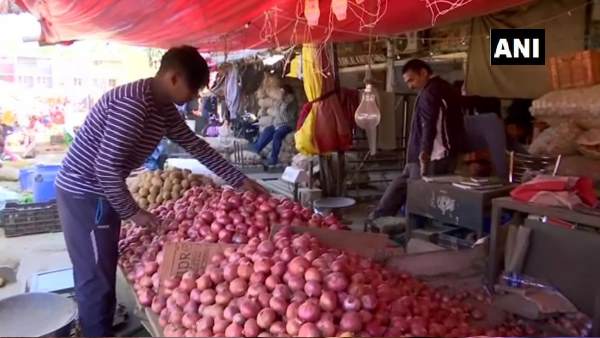 बेमौसम बारिश से खराब हुई प्याज की फसल