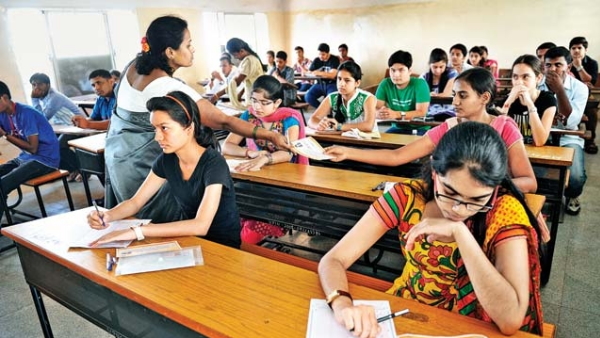 परीक्षा देने आई थी मांएं