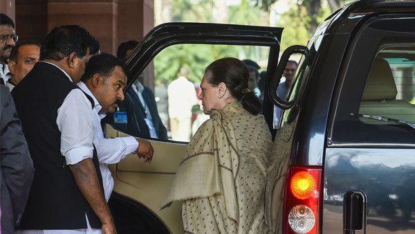 'विंटेज' टाटा सफारी में चलने लगी हैं सोनिया