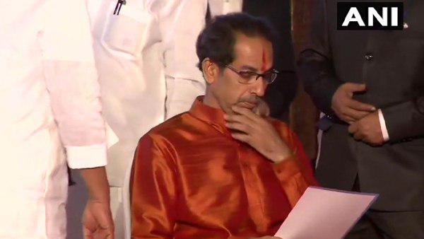 उद्धव ठाकरे ने ली महाराष्ट्र के मुख्यमंत्री पद की शपथ उद्धव ठाकरे ने ली महाराष्ट्र के मुख्यमंत्री पद की शपथ
