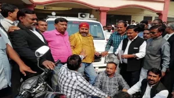 ruckus between lawyers and sdm in pratapgarh ruckus between lawyers and sdm in pratapgarh