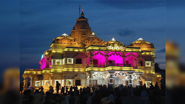30 सेकेंड में बदलता रहता है मंदिर का रंग