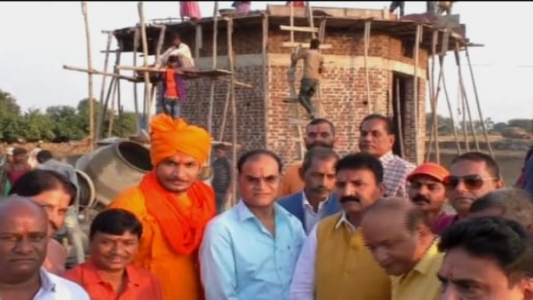 4500 फीट जमीन पर बन रहा मंदिर