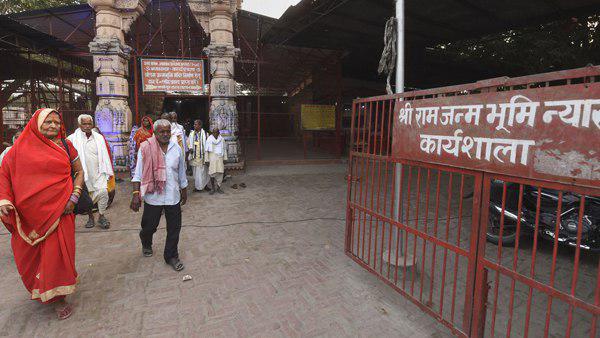 फैसले के तुरंत बाद अदालत के बाहर नारे लगाए गए जो कि...