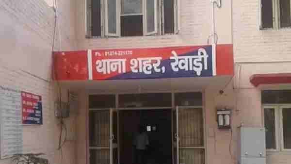 आरोपी पति तलाश कर रही है पुलिस