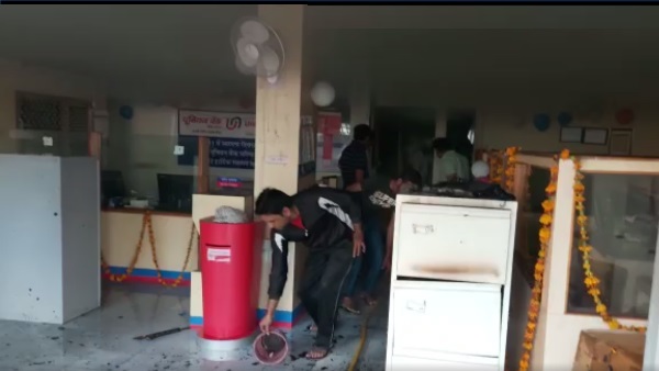 sikar Union Bank caught fire due to short circuit sikar Union Bank caught fire due to short circuit