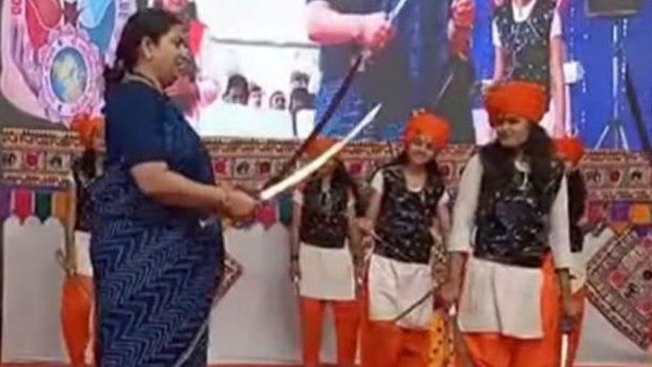 Smriti Irani performs ‘talwar raas’, a traditional dance form using swords in Bhavnagar Smriti Irani performs ‘talwar raas’, a traditional dance form using swords in Bhavnagar