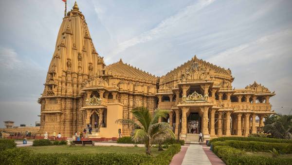 12 ज्योतिर्लिगों में से एक गुजरात स्थित प्रसिद्ध सोमनाथ मंदिर