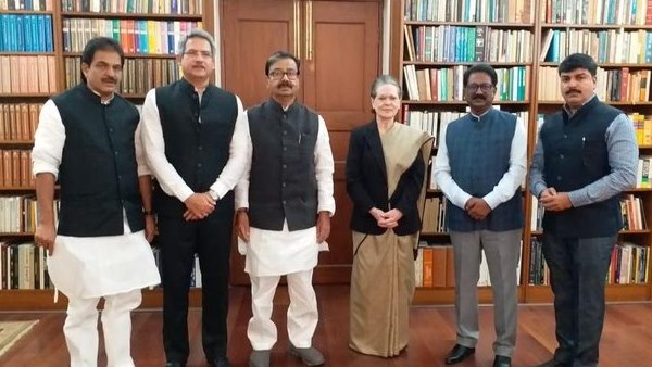 Shiv Sena MPs meet Sonia Gandhi, say they will boycott joint sitting of Parliament on Constitution Day Shiv Sena MPs meet Sonia Gandhi, say they will boycott joint sitting of Parliament on Constitution Day