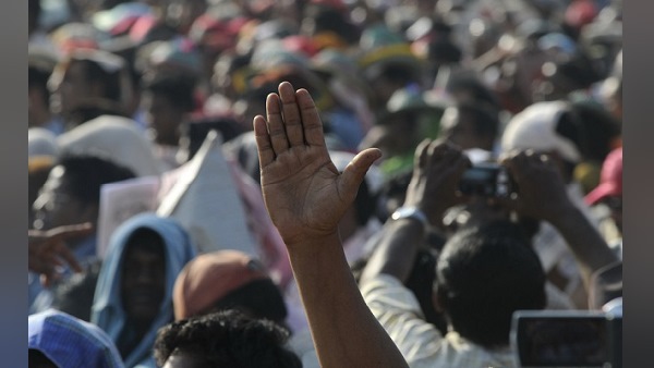 अधूरे वेतन की मांग करते हुए भटक रहे कर्मचारी
