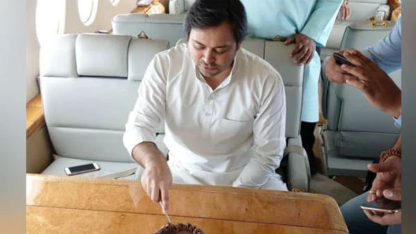 तेजस्वी यादव ने चार्टर प्लेन में काटा बर्थडे केक