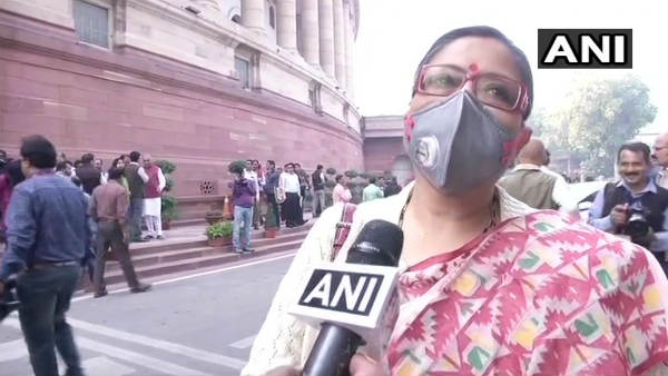 मास्क लगाकर बहस में भाग लेने पहुंचीं सांसद