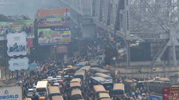 कारों से सफर करना ज्यादा पसंद करते हैं लोग