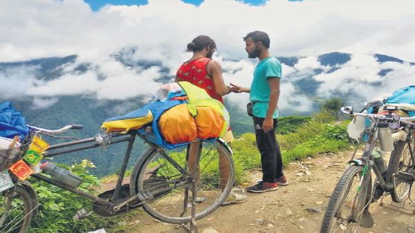 Two Cyclist indore Reached India bhutan and nepal border Two Cyclist indore Reached India bhutan and nepal border
