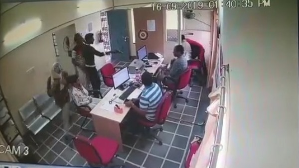 बैंक में घुसने वालों में लिए डेढ़-डेढ़ लाख