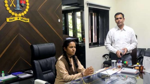12th class student urvashi chauhan sit on udaipur sp chair 12th class student urvashi chauhan sit on udaipur sp chair