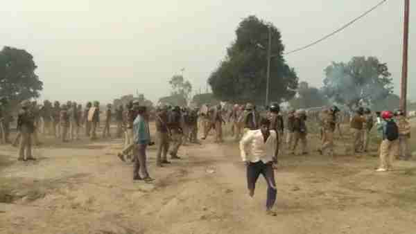 Unnao: Protest to farmers for land acquired for Trans Ganga City project Unnao: Protest to farmers for land acquired for Trans Ganga City project