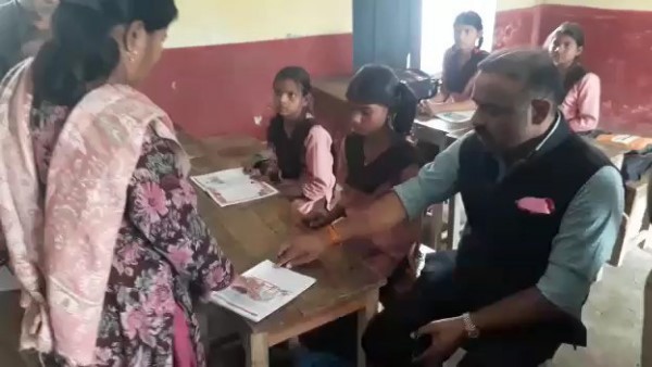 औचक निरीक्षण पर स्कूल पहुंचे डीएम