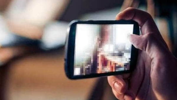 बहू को प्रेमी के साथ आपत्तिजनक हालत में देखा