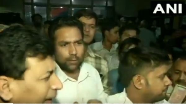 Lawyer clashed with reporters in front of Kejriwal in hospital whole incident was captured on camera Lawyer clashed with reporters in front of Kejriwal in hospital whole incident was captured on camera