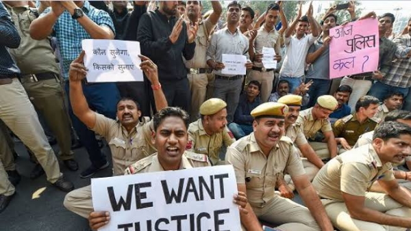 लॉकअप में बंद कर बचाई जान