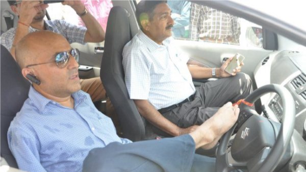 पैरों से गाड़ी लाइसेंस पाने वाले पहले व्यक्ति