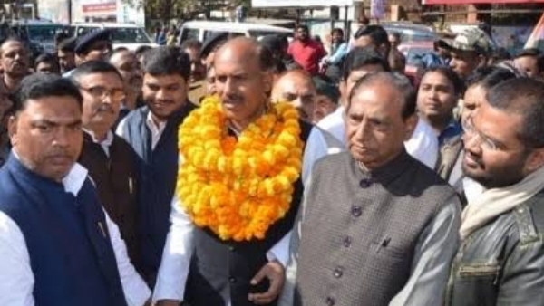 पोलिंग बूथ पर भिड़े कार्यकर्ता