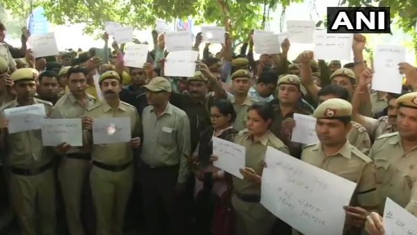 वकीलों पर हुआ था लाठीचार्ज