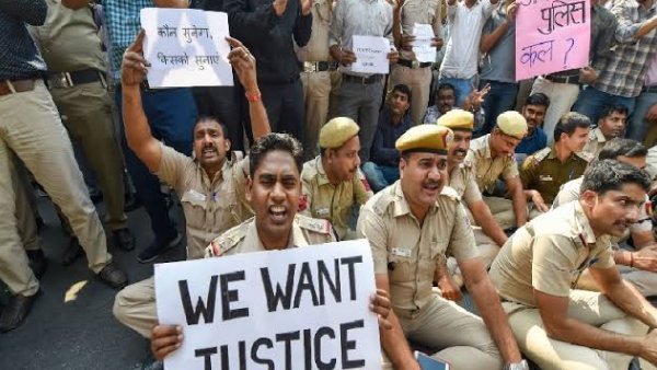 क्या है पुलिसकर्मियों की मांग?